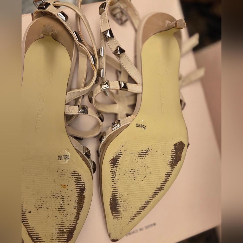 BCBGeneration Nude Patent Leather Studded Kitten Heels Size 7.5M $135 EUC - Picture 4 of 7